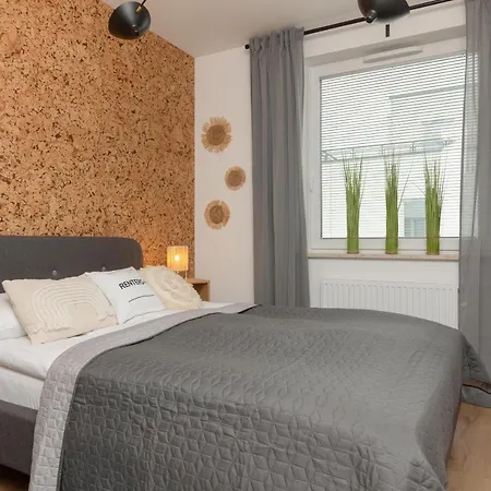 Trendy With 2 Bedrooms, Balcony & Parking By Renters Варшава