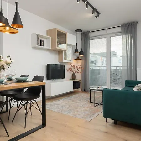 Trendy With 2 Bedrooms, Balcony & Parking By Renters * Варшава