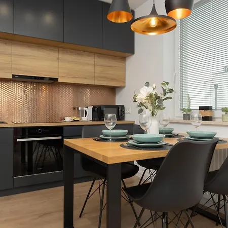Trendy With 2 Bedrooms, Balcony & Parking By Renters Варшава