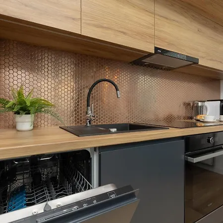 Апартаменты Trendy With 2 Bedrooms, Balcony & Parking By Renters *