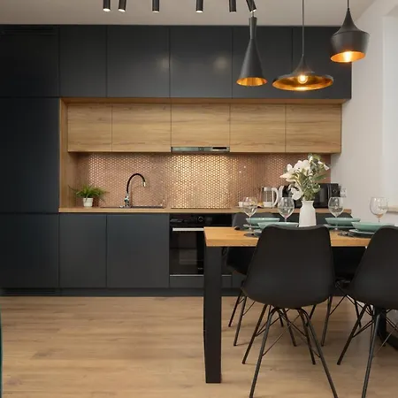 Trendy With 2 Bedrooms, Balcony & Parking By Renters