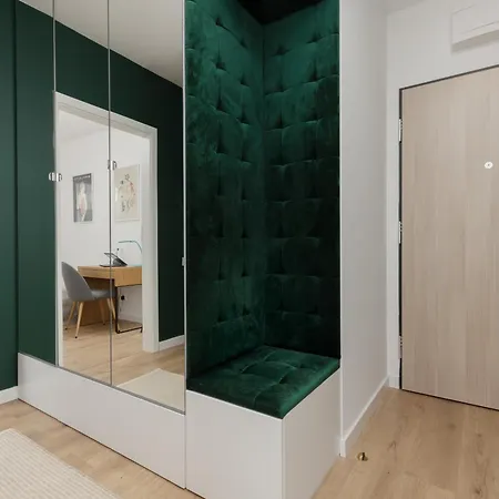 Trendy With 2 Bedrooms, Balcony & Parking By Renters