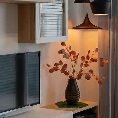 Trendy With 2 Bedrooms, Balcony & Parking By Renters