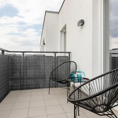 Apartment Trendy With 2 Bedrooms, Balcony & Parking By Renters *