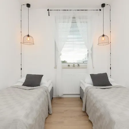 Trendy With 2 Bedrooms, Balcony & Parking By Renters *