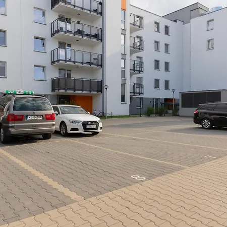 Trendy With 2 Bedrooms, Balcony & Parking By Renters Apartment *